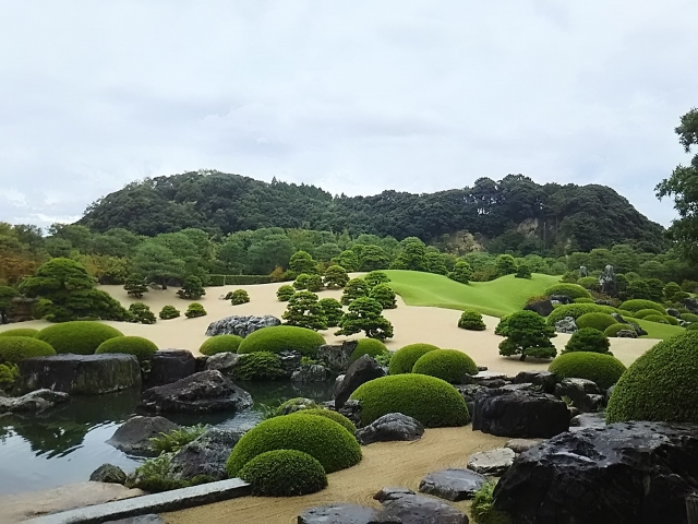足立美術館：日本画の世界を再現した庭園